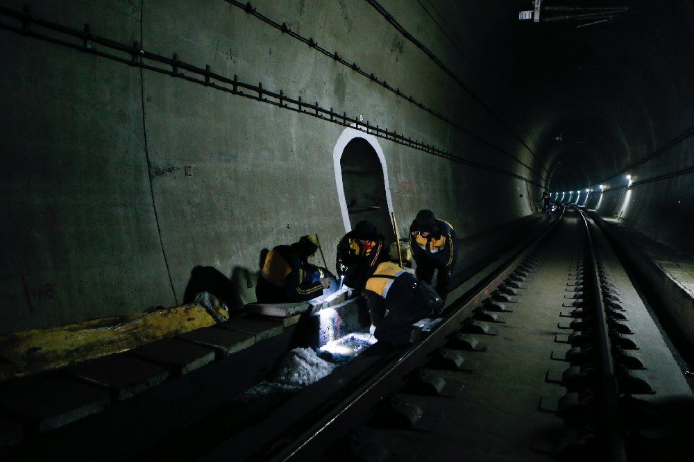 苏尼特左铁路运营隧道病害现状