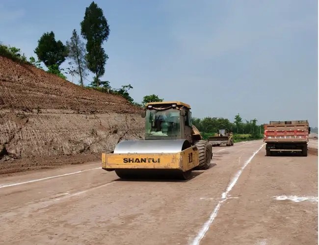 苏尼特左道路施工